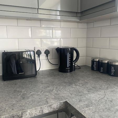 Newly Renovated, Modern 3 Bed Apartment Walmersley المظهر الخارجي الصورة